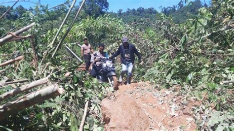 Sudah 3 Hari Akses Jalan Penghubung Matangnga Bulo Di Polman Tertutup