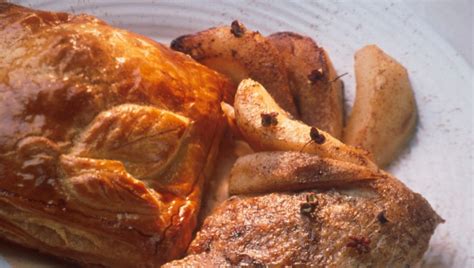 Suprême de pintade aux poires et son feuilleté au roquefort France Bleu