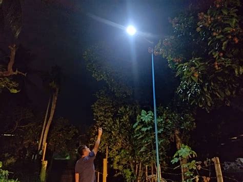 Kerja Pemasangan Lampu Solar Diteruskan Yb Rina Hj Jainal