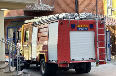 Buknuo Ogroman Plamen Zapalio Se Automobil Na Parkingu Naslovi Net