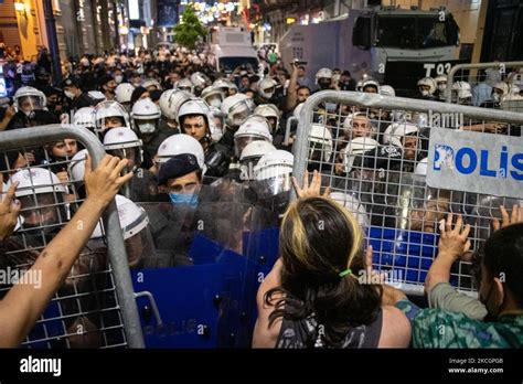 Women Demonstrators Clash With Turkish Police As They Protest Against