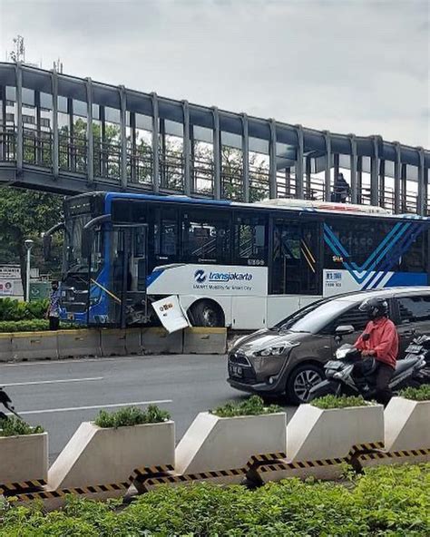 Bus Transjakarta Kecelakaan Lagi Hantam Separator Di Depan Ratu Plaza