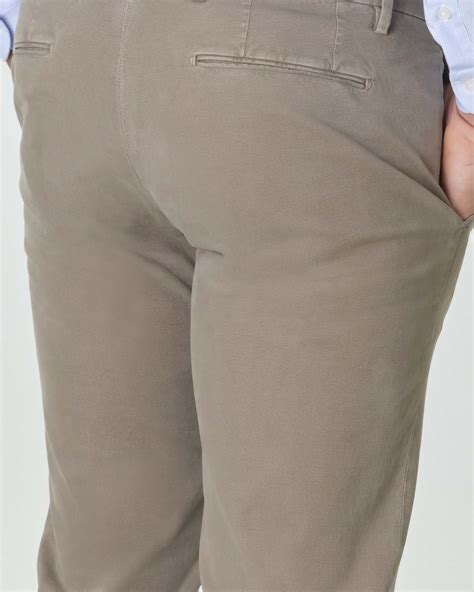 Pantalone Chino Brad Color Fango In Cotone Stretch Micro Armatura