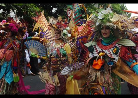 Helaran Budaya Sunda ANTARA Foto