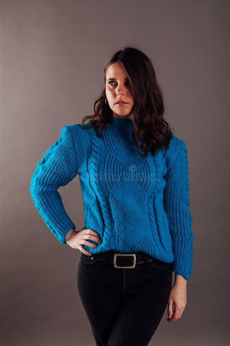 Retrato De Flaca Joven En Bikini De Punto Marrón Con Cara Seria Foto de archivo Imagen de