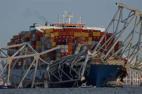 Imagem De Arquivo Mostra Navio Cargueiro Passando Por Baixo Da Ponte