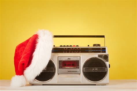 Cest Le Moment De Réserver Votre Campagne Radio Pour Noël Happy Media