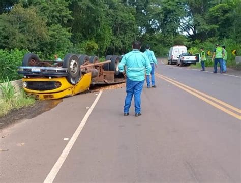 Caminhão tomba e motorista morre preso nas ferragens em estrada da região