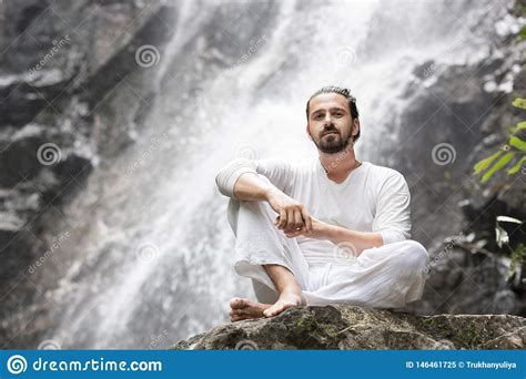 Concepto De La Meditaci N De La Yoga De La Salud Hombre Joven Que Se