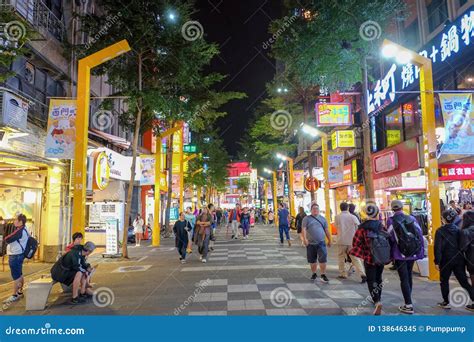 台北，台湾10月11日2018年：西门町夜市最著名在台湾人参观 编辑类图片 图片 包括有 地标 本机 138646345