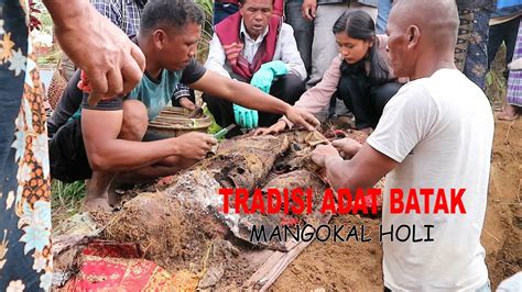 TRADISI BUDAYA BATAK MANGONGKAL HOLI BONGKAR KUBURAN YouTube