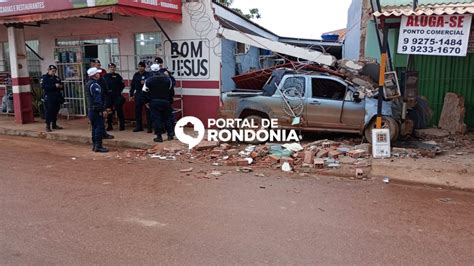 VÍDEO Mulher perde controle de carro e destrói muro de residência na