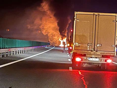 VIDEO Un TIR a luat foc pe autostrada A3 Remorca camionului a ars în