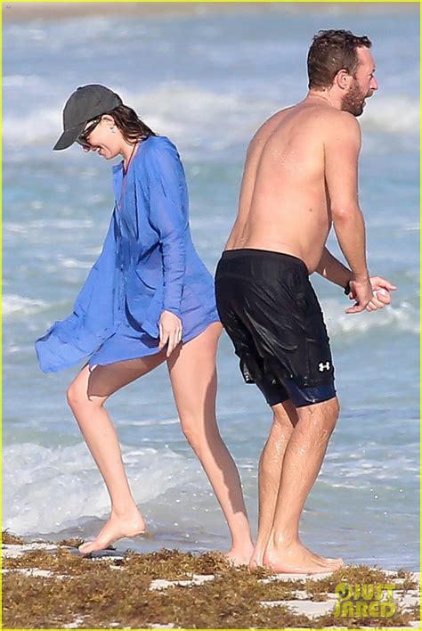 Dakota Johnson Chris Martin Spend New Year S At The Beach Together In