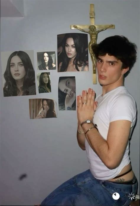 Pin by 房 on Pines creados por ti in 2025 Male poses Cute gay Pose reference photo