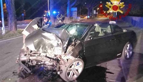 Fa Un Incidente E Fugge Nella Sua Auto Un Ferito E Un Altro Passeggero