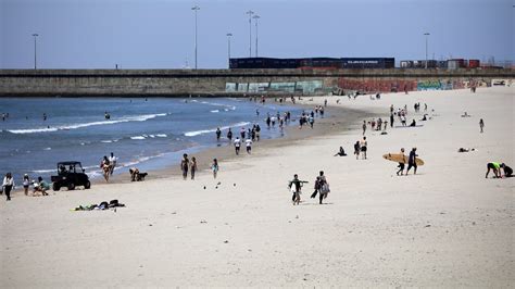 Levantada interdição a banhos na praia de Matosinhos Observador