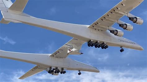 L Enorme Aereo Roc Di Stratolaunch Ha Volato Per La Prima Volta Con Un