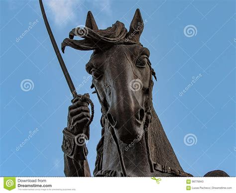 Homem Que Monta Um Cavalo E Que Guarda Uma Espada Imagem De Stock