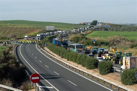 Unidad de acción de agricultores y ganaderos pidiendo apoyo al sector