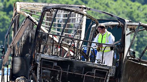 Al menos 18 muertos y 30 heridos tras chocar e incendiarse un autobús