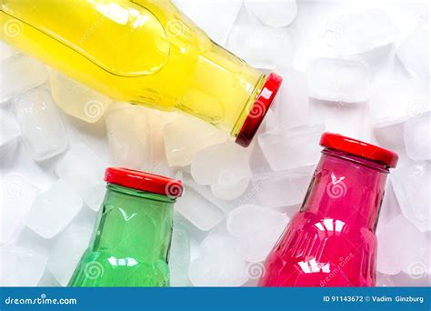 Boissons De Fruit Dans Des Bouteilles En Plastique Color Es Avec La