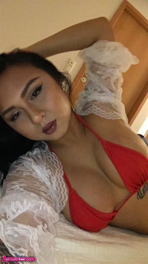 Brunette Babe Maxxine Ruby Takes Some Selfies Of Her Hot Body In Bed Porn Pictures XXX Photos