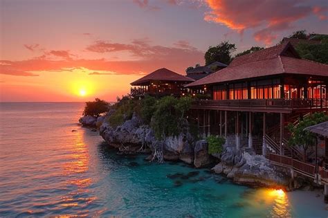 Vistas al océano tropical con casas turísticas costeras al atardecer en