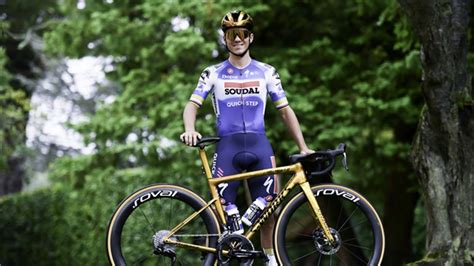 Remco Evenepoel avec un vélo doré pour sa première course post