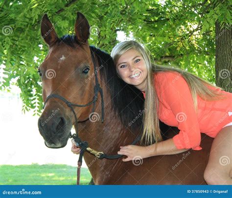 Fille Assez Blonde D L Ve De Terminale Ext Rieure Avec Le Cheval Image