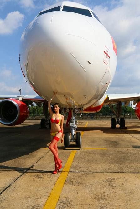 Ảnh Ngọc Trinh mặc bikini không là hình quảng cáo chính thức