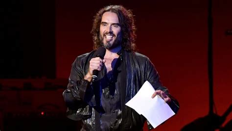 Russell Brand Accus De Viols Et Agressions Sexuelles Une Cinqui Me