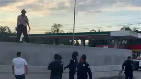 Rescatan a hombre que amenazó con lanzarse de puente en Guadalupe ABC