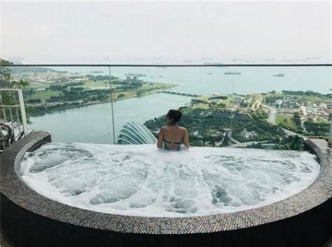 Foto Seksi Aura Kasih Pakai Bikini Tidak Kalah Dari Antonela Roccuzzo