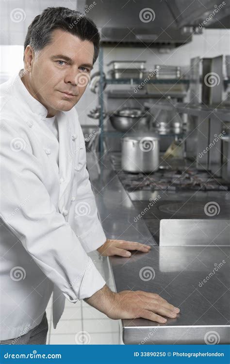 Portret Van Mannelijke Chef Kok In Kitchen Stock Foto Image Of één