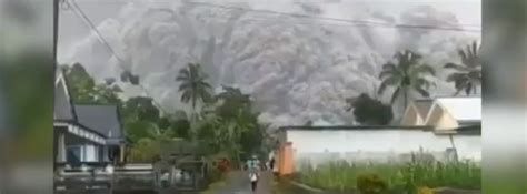 Eruzione Di Alto Livello Al Vulcano Semeru Cenere A Km