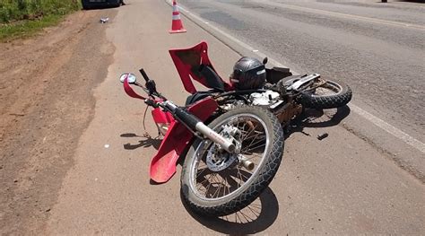 Motociclista colide em carro cai na pista e é atropelado por caminhão