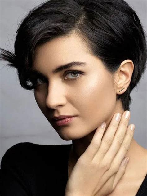 Tuba Büyüküstün saç rengi ve modelleri gür ve parlak saçlarıyla o bir