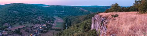 La Vall E Du C L Entre Falaises Et Maisons Troglodytes