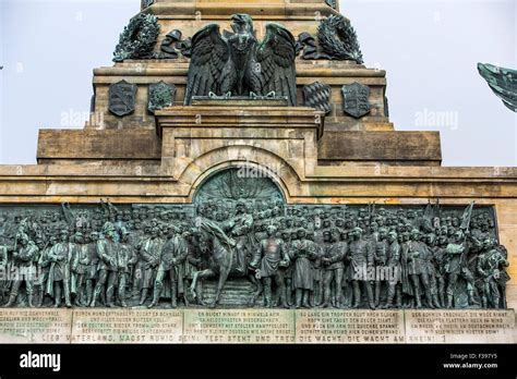 Monumento Niederwald La Estatua De La Germania Con Vistas Al Valle