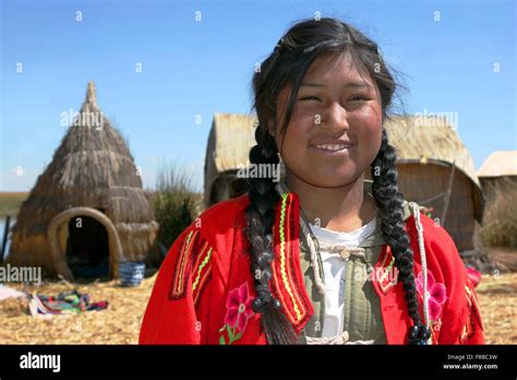 Schwimmende Inseln Der Uros Menschen Fotos Und Bildmaterial In Hoher