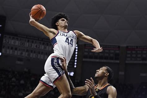 Who is Andre Jackson Jr.? How is the UConn Huskies guard earning his ...