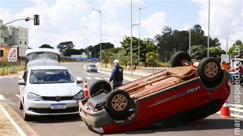 Carro Capota Ao Ser Atingido Por Outro Ve Culo Em Cruzamento No Jardim