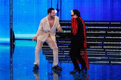 Giuseppe Giofr Nude Look Ad Amici Col Completo Trasparente Indossa La Giacca A Petto Nudo