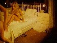 Naked Cristine Berna in La basura está en el ático