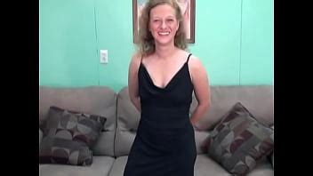 MILF Anna Shows Her Shaved Cunt In Front Of The Camera XNXX