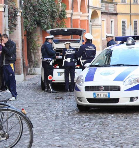 Pomposa Molesta I Passanti E Aggredisce Gli Agenti Nei Guai