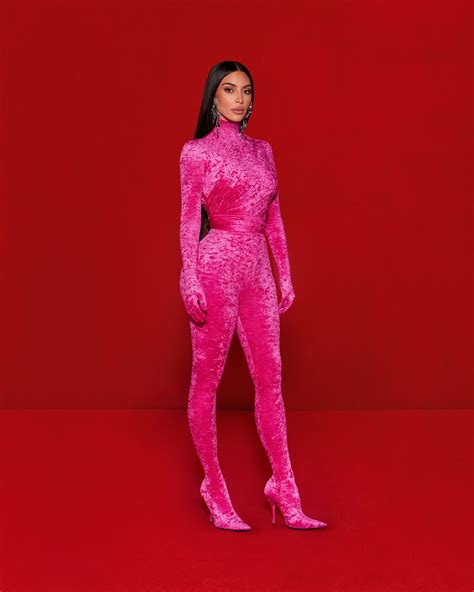 Kim Kardashian E Il Suo Nuovo Stile In Rosa Shocking Balenciaga Vogue