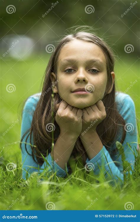 Portrait De La Petite Fille Mignonne Se Trouvant Sur L Herbe Verte