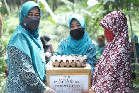 Ketua PKK Siak Rasidah Salurkan Paket Sembako Untuk Warga Terdampak